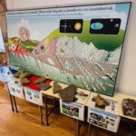 Adituek diote Euskal Herriko flysch-a (“irristatu” edo “jariatu”, alemanieraz) mirari geologiko bat dela. Izan ere, Pirinioetako mendilerroaren sorrerarekin batera tolestu eta azaleratu zen egitura honetan duela 110-55 milioi urte arteko gertakarien inguruko informazioa dago gordeta, hala nola, itsas-mailaren gorabeherak, klima-aldaketak, ardatz magnetikoaren aldaketak, garai hartako izaki bizidunen aztarnak (fosilak) etabar.
Martxoaren 5ean Abadiño BHI-ko DBH 1. mailako ikaslegoak Zumaiako flysch-a eta Algorriko marearteko ekosistema ezagutu genituen, Algorri interpretazio-zentroko langileen bisita gidatuaren laguntzarekin. Marearteko ekosistemaren ezaugarri nagusiak (hala nola, babestutako gunearen garrantzia eta etengabeko itsas-mailaren aldaketak) eta bertako aniztasun biologikoa aztertu zituzten ikasleek.